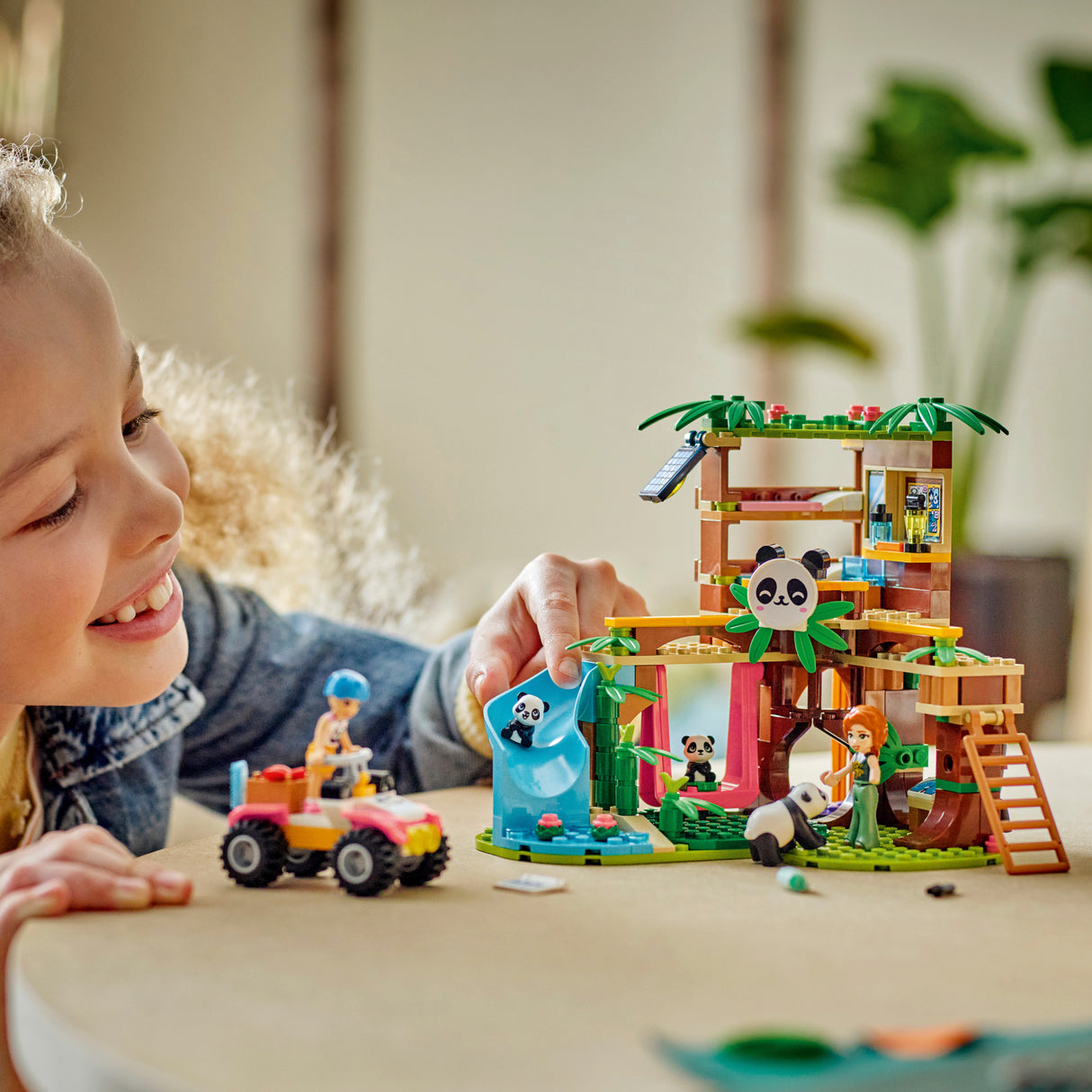 LEGO Friends Panda varjupaik ja loomade eest hoolitsemine 42648L