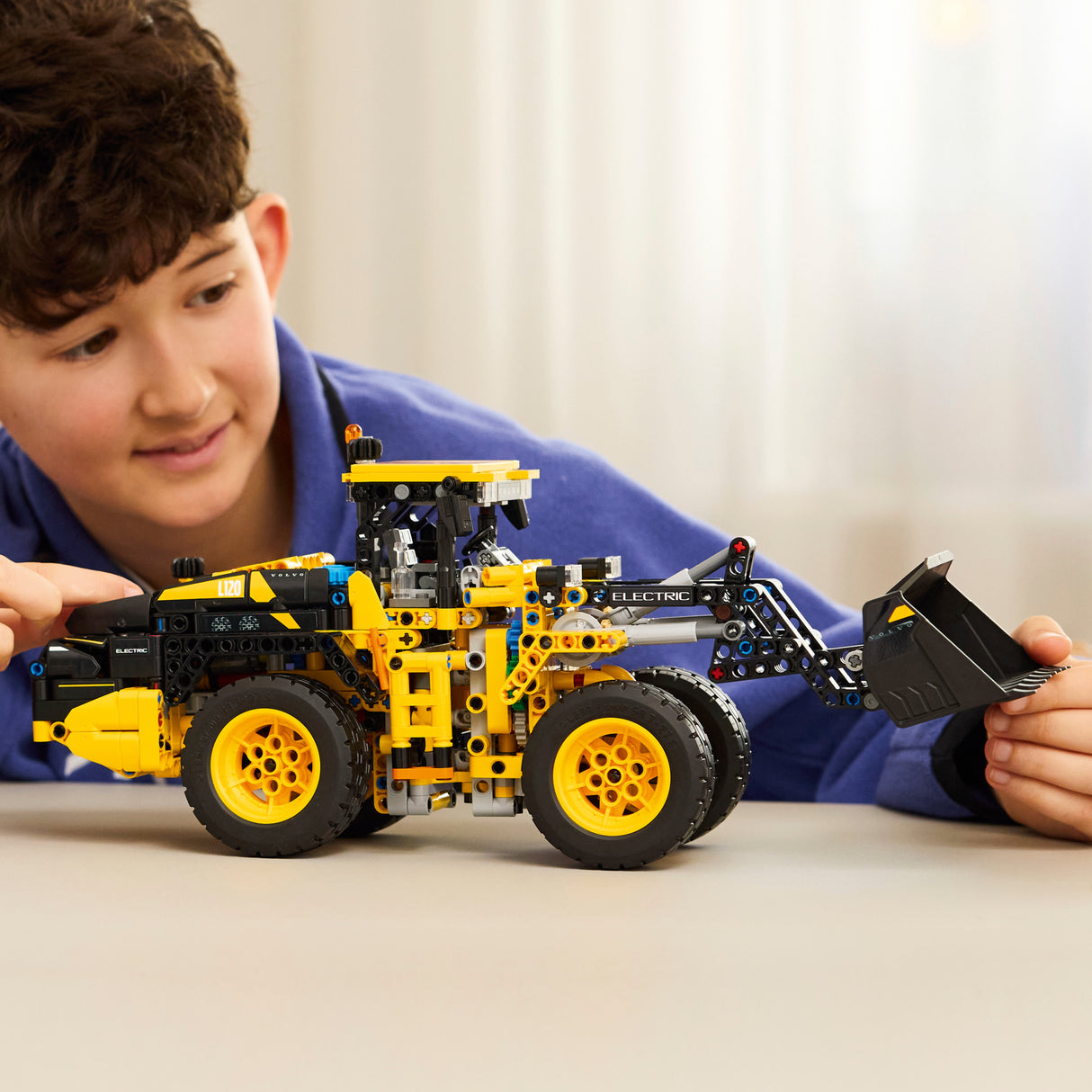 LEGO Technic Volvo l120 electric rataslaadur
 42209L